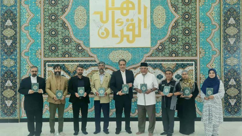 Iranpress: مؤسسة ‘رستو’ الماليزية تهدي نسخة فريدة من القرآن الكريم إلى وفد العتبة الرضوية
