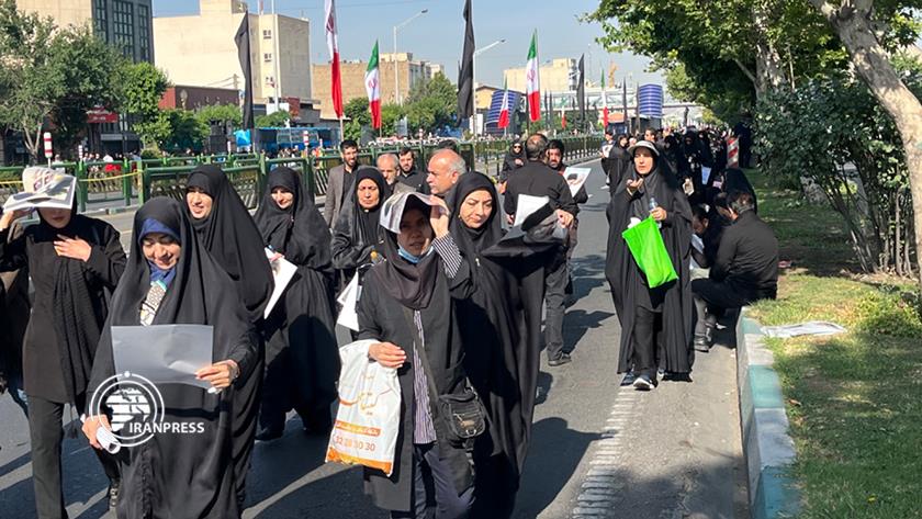 Iranpress: في وداع الرئيس الإيراني الشهيد.. حشود غفيرة في شوارع طهران