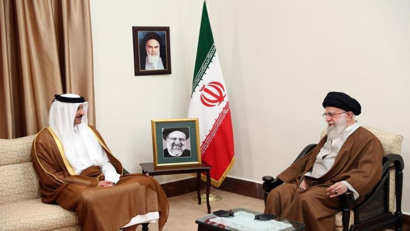 Iranpress: أمير قطر يعزي قائد الثورة الإسلامية باستشهاد الرئيس الإيراني