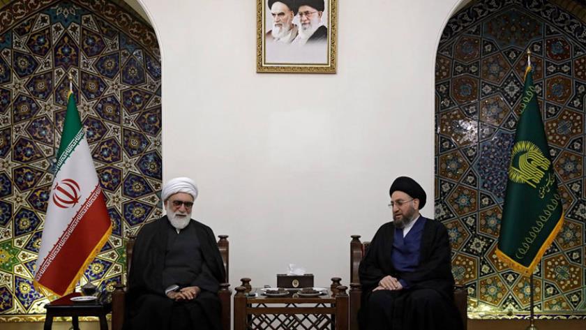 Iranpress: متولي العتبة الرضوية: التشييع الرائع لشهداء الخدمة بمثابة تقدير الشعب لجهودهم المخلصة