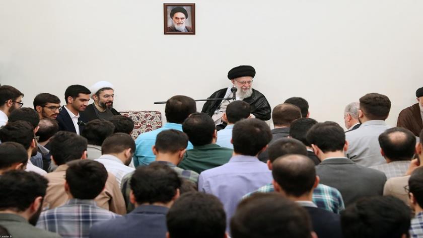 Iranpress: سماحة قائد الثورة يحثّ على المشاركة الواسعة في الانتخابات الرئاسية المقبلة