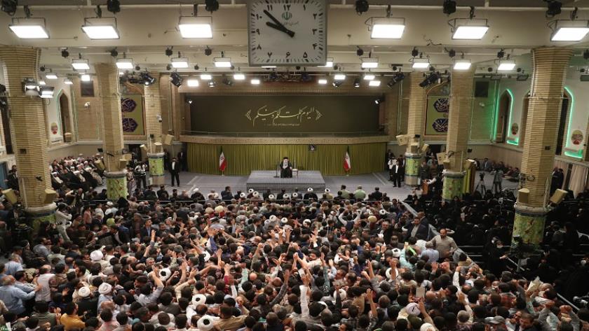 ایران برس: سماحة القائد المعظم يستقبل حشدًا من أبناء الشعب الإيراني 