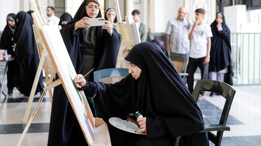 Iranpress: معرض أعمال الرسم والخط للزوار اليافعين الأجانب في حرم الإمام رضا (ع)