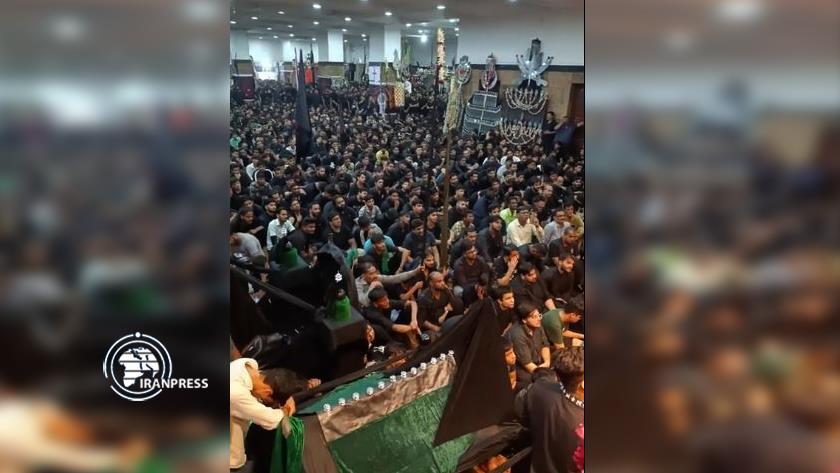 ایران برس: شباب مومباي يذرفون الدموع حدادا على الامام الحسين (ع) + فيديو