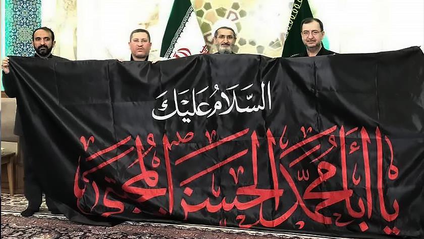 ایران برس:  اهداء علم مُزَیّن باسم الامام الحسن المجتبی(ع) إلى الحرم الرضوي الطاهر