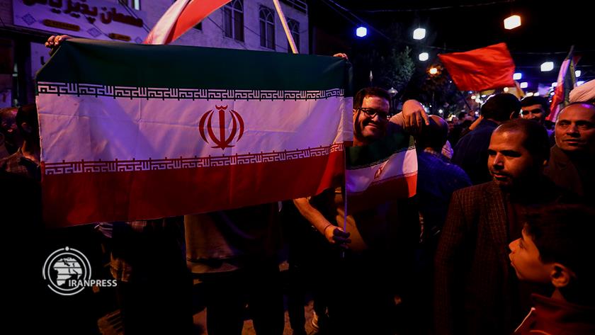 Iranpress: بالصور.. المواطنون بمدينة أراك يبتهجون بالقصف الصاروخي الإيراني على فلسطين المحتلة