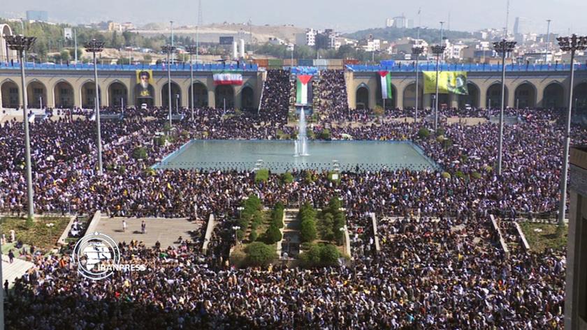 Iranpress: إظهار وحدة الشعب الإيراني في صلاة الجمعة يؤمها قائد الثورة الإسلامية