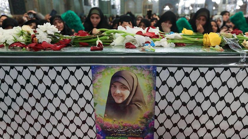 Iranpress:  زوار العتبة الرضوية یقیمون مراسم وداع محزنة لأول شهيدة إيرانية في جبهة المقاومة 