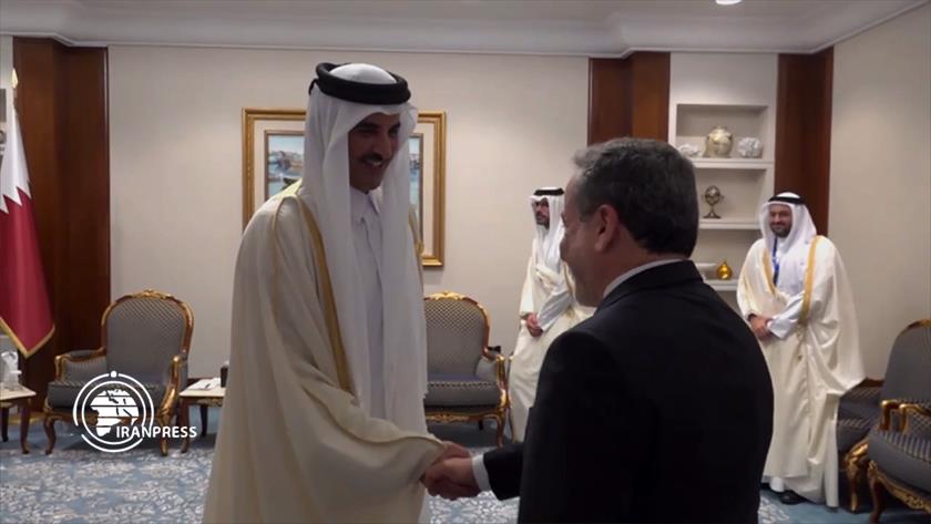 Iranpress: اللقاء بين وزير الخارجية الإيراني وأمير قطر بالدوحة