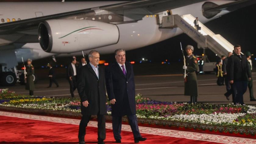 Iranpress: رئيس الجمهورية يصل إلى طاجيكستان 