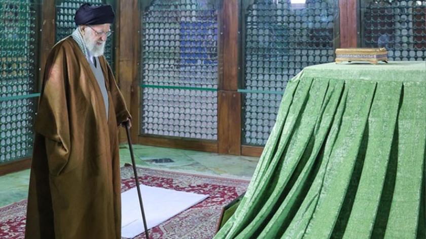 Iranpress: قائد الثورة يزور ضريح الإمام الخميني وقبور الشهداء