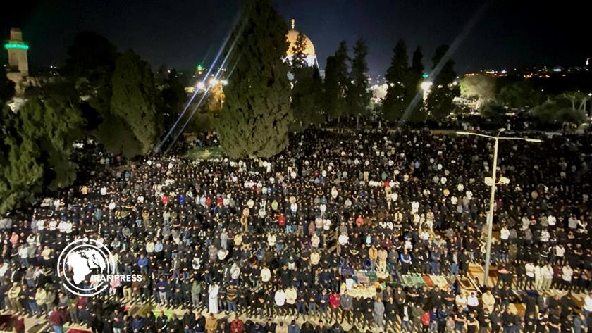 Iranpress: 130 ألف مصلٍّ يؤدون صلاة العشاء والتراويح في المسجد الأقصى المبارك