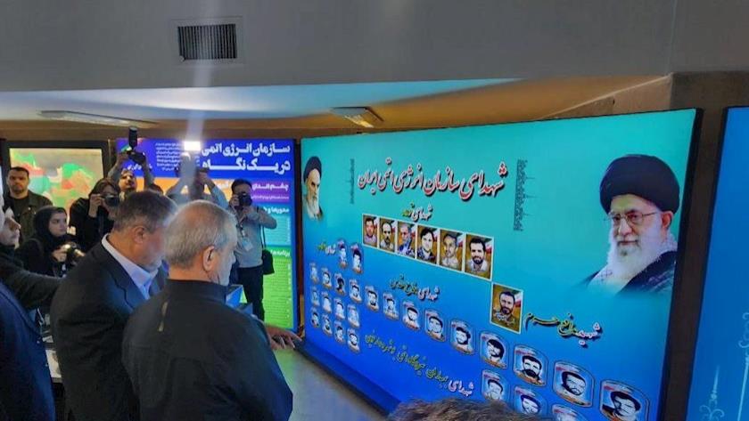 Iranpress: الرئيس الإيراني يزور معرض الإنجازات النووية للبلاد