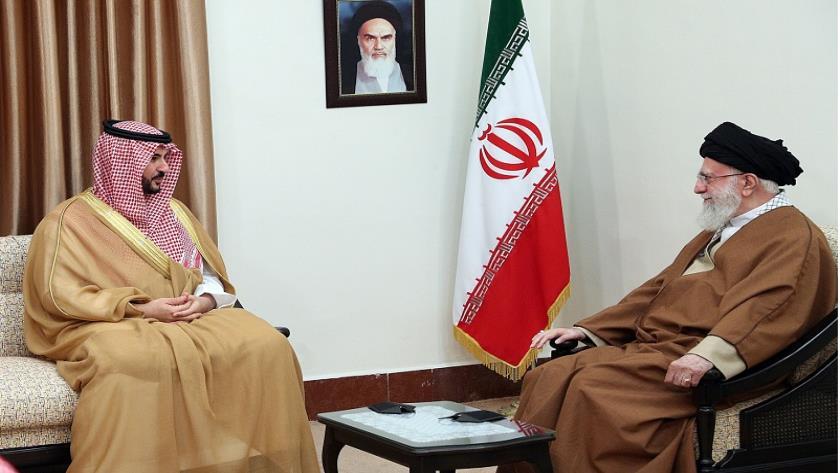 Iranpress: خالد بن سلمان يُقدّم رسالة الملك السعودي إلى قائد الثورة في طهران + فيديو