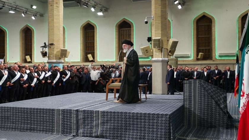 Iranpress: سماحة القائد: سلامة العمال أمر بالغ الأهمية ويجب تأمينها