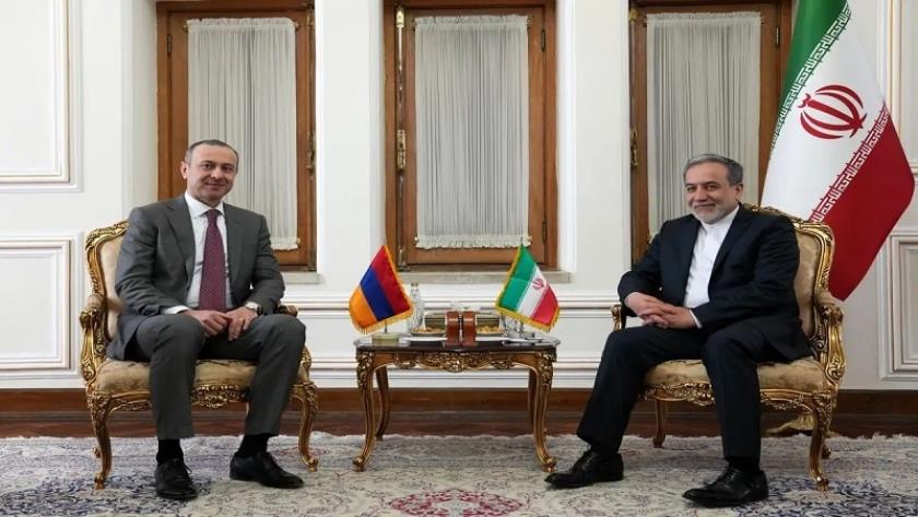 Iranpress: أمين مجلس الأمن القومي الأرمني يلتقي وزير الخارجية الإيراني في طهران