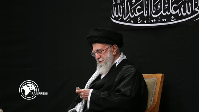 Iranpress: إحياء عزاء ‘ليلة عاشوراء’ بحضور قائد الثورة الإسلامية