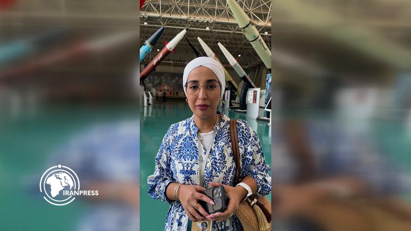 Iranpress: زيارة الفتاة الجزائرية رجاء بنت عياد للحديقة الوطنية للجو و الفضاء في طهران