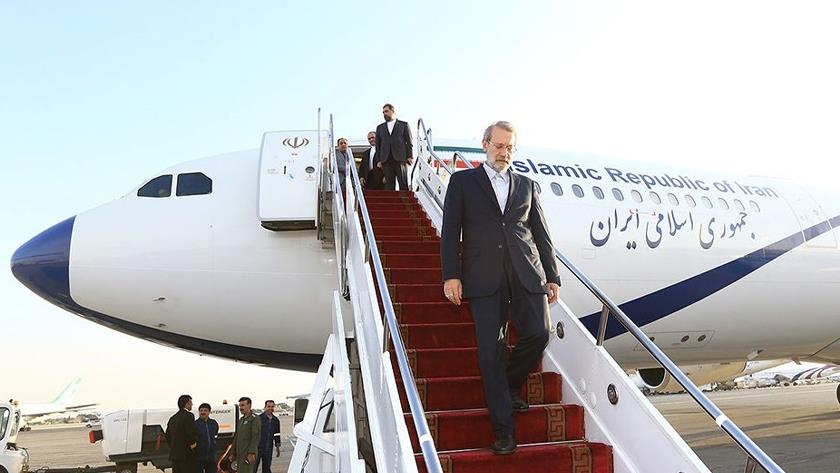 Iranpress: لاريجاني يصل إلى بيروت وسط استقبال حاشد