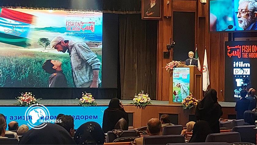 Iranpress: إزاحة الستار عن الفيلم الإيراني الطاجيكي "سمكة عالقة بالصنارة" في طهران