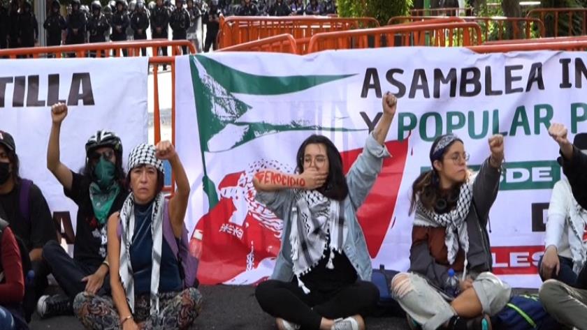 ایران برس: المكسيك.. طلاب يحتجون صامتين أمام سفارة الاحتلال الإسرائيلي