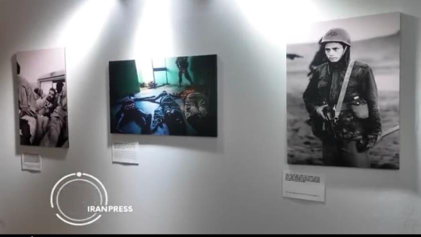 Iranpress: معرض لمراجعة أعمال الحرب في مهرجان ‘‘فجر’’ الدولي للسينما+ فيديو