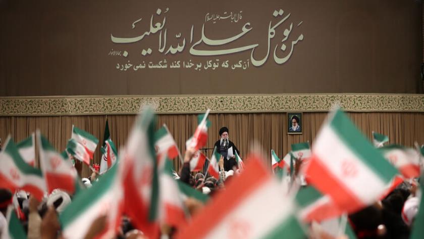 Iranpress: سماحة القائد المعظم: يد ترامب ملطخة بدماء أكثر من ألف إيراني
