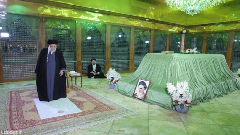 Iranpress: سماحة قائد الثورة يزور مرقد الإمام الخميني (رضي الله عنه)