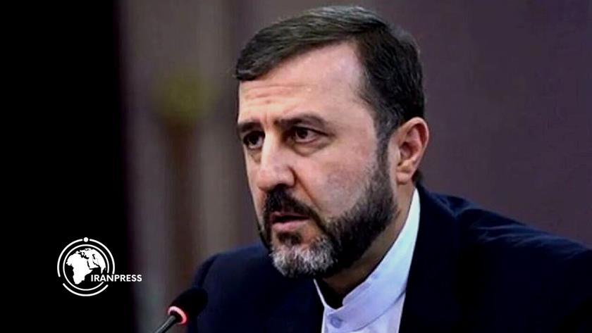 Iranpress: غريب آبادي: الكيان الصهيوني يتبع نهجاً خطيراً للهروب من المساءلة عبر مهاجمة المؤسسات 