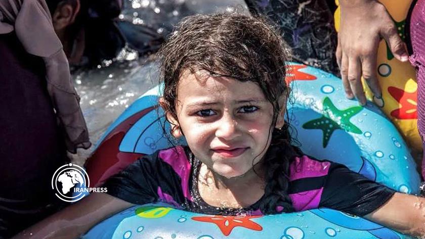 ایران برس: بالصور .. هرباً من ‘‘جحيم الخيام’’.. أطفال غزة يصنعون الفرح وسط ركام الدمار