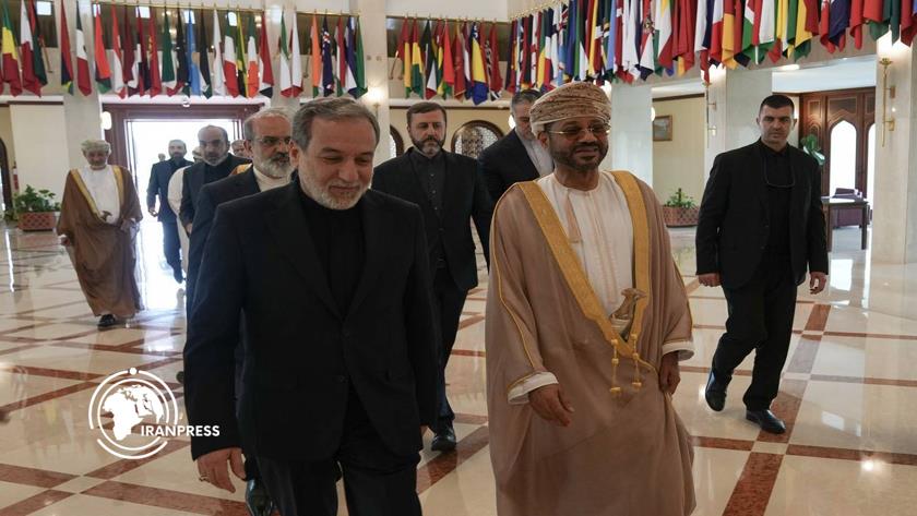 Iranpress: مسقط.. لقاء بين وزير الخارجية الإيراني ونظيره العماني