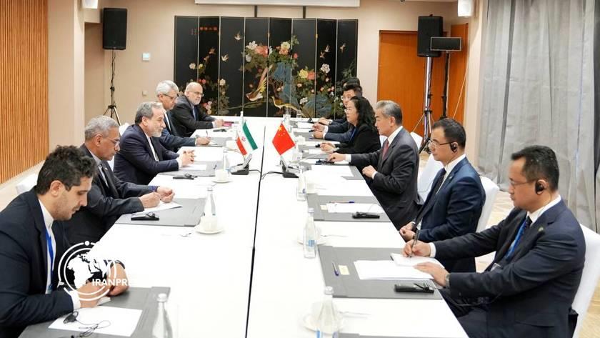Iranpress: وزير الخارجية الإيراني يلتقي بنظيره الصيني