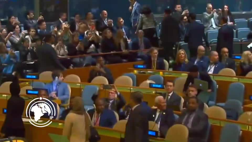 ایران برس: انسحاب جماعي من قاعة الأمم المتحدة قبيل خطاب نتنياهو احتجاجًا على جرائمه