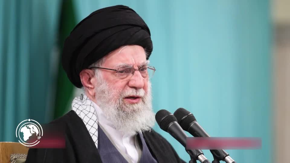 Iranpress: سماحة قائد الثورة: نعتبر الرئيس الأمريكي مجرماً في الفتنة الأخيرة