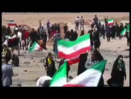 Iranpress: جنوب إصفهان.. مواطنون يزورون موقع تدمير الطائرات الأمريكية