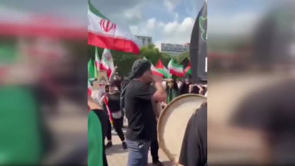 Iranpress: في وقفة تضامنية مؤثرة: برلين تشهد تظاهرة حاشدة تخليداً لذكرى أطفال “ميناب’’+ فيديو