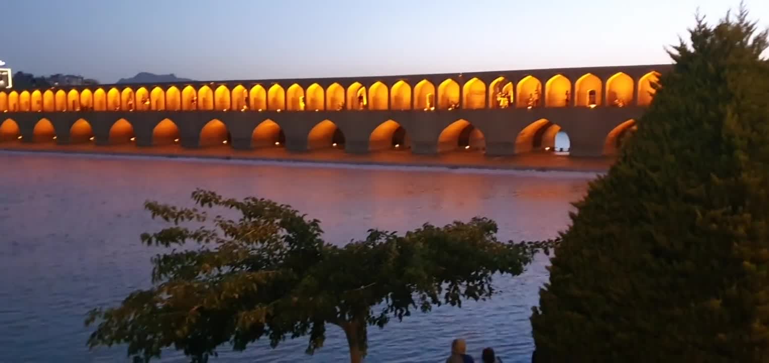Iranpress: إصفهان.. جسر الـ33 عمودًا يُدرج في قائمة هياكل التراث العالمي للريّ