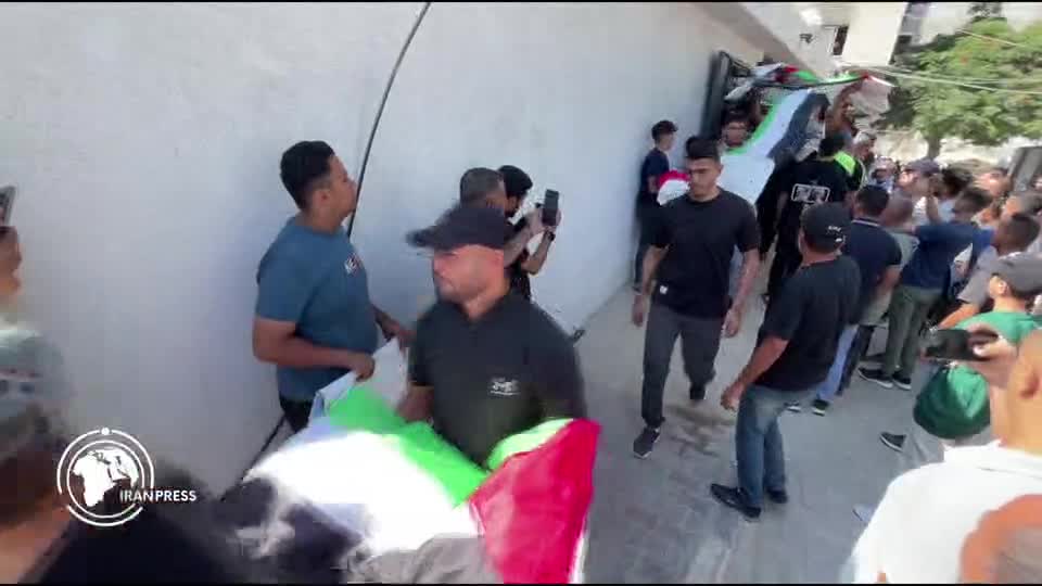 Iranpress: تشييع 50 شهيداً بينهم 19 طفلاً في مجمع الشفاء الطبي في غزة