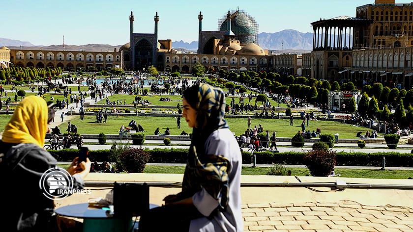 Iranpress: Nowruz 1400 in Naghsh Jahan Square; jewel of Isfahan