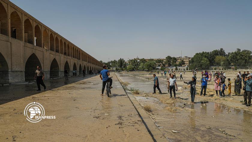 Iranpress: Tourists, people gather around Isfahan