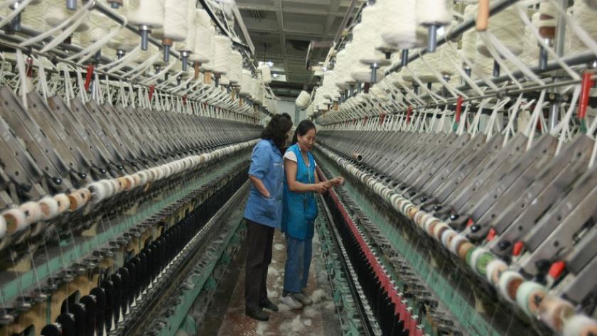 Iranpress: Women are still suffering more than men in pandemic job hit