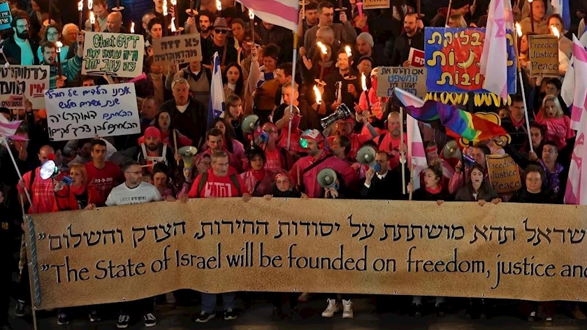 Iranpress: Tens of thousands of Israelis rally for seventh week against Netanyahu