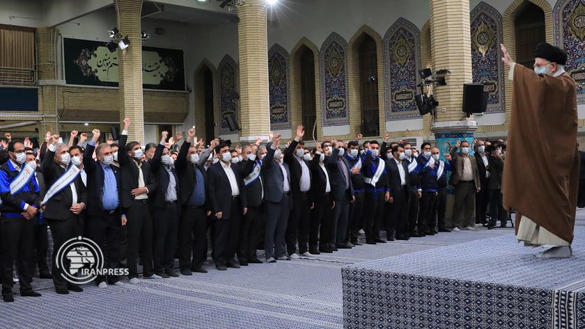 Iranpress: Leader to receive laborers